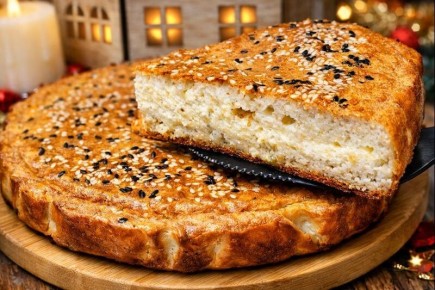 Уютный ленивый хачапури: два способа быстро налить пирог с сырной начинкой