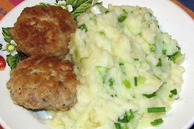 Ужин за полчаса: готовим котлеты с картошкой в одной кастрюле