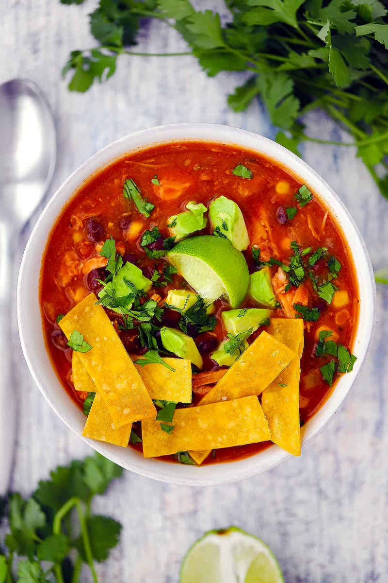 Суп из копчёной курицы с тортильей