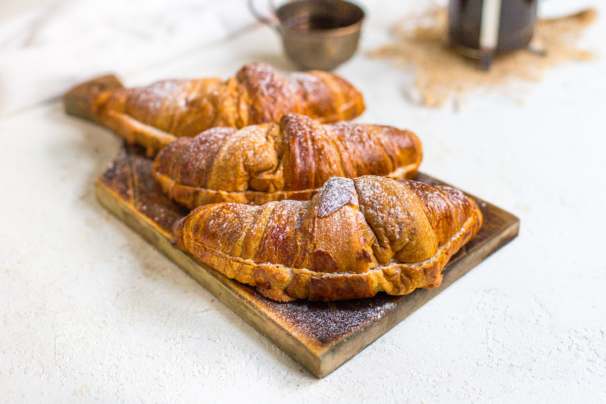 Круассаны с миндальной начинкой: сладкое угощение к Национальному дню миндаля