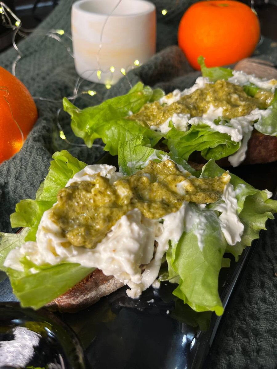 Удивительные брускетты с песто и страчателлой к новогоднему столу