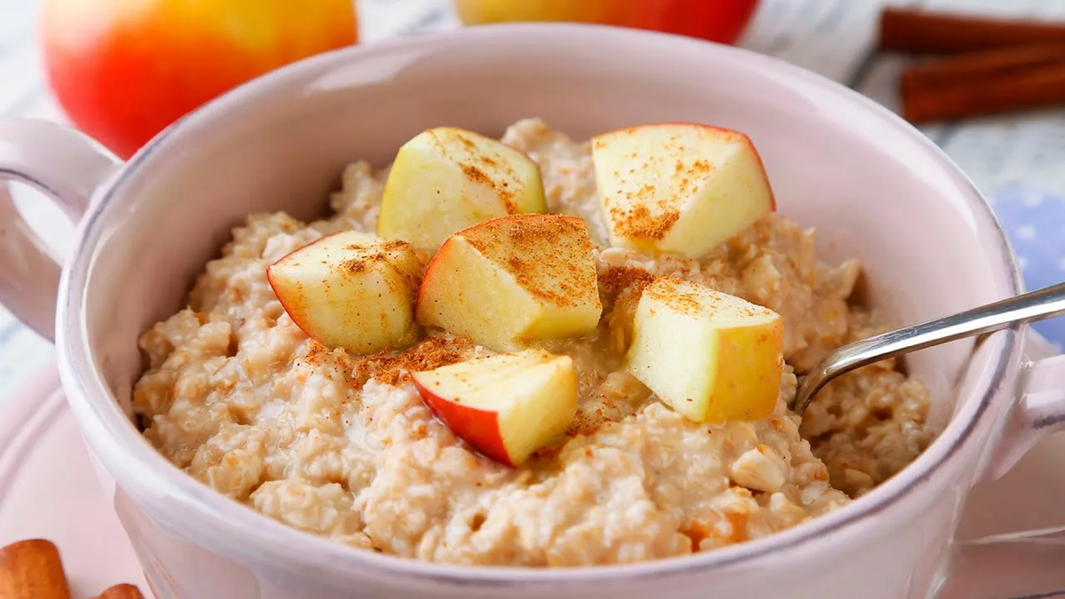 Сытный завтрак: ячневая каша с яблоками и корицей для заряда на весь день