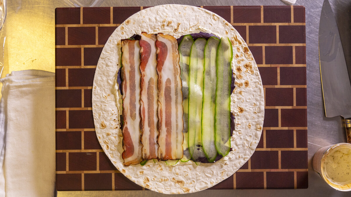 Простой и вкусный рулет из лаваша за считанные минуты