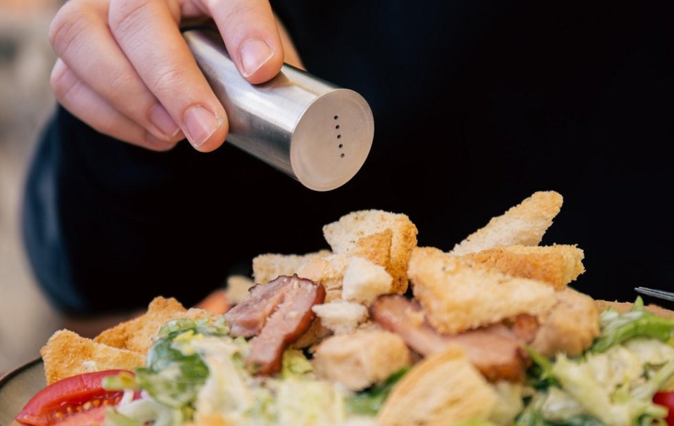 Как спасти пересоленные блюда: хитрости, которые помогут на кухне