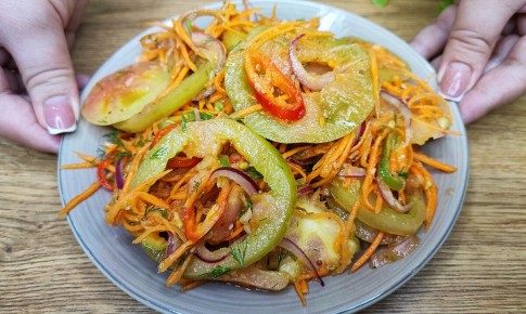 Необычный салат из зеленых помидоров, который украсит любой стол