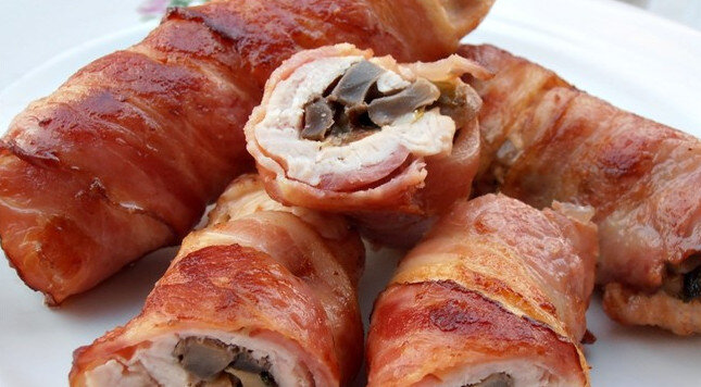 Кулинарный шедевр: куриные рулетики с вешенками и беконом