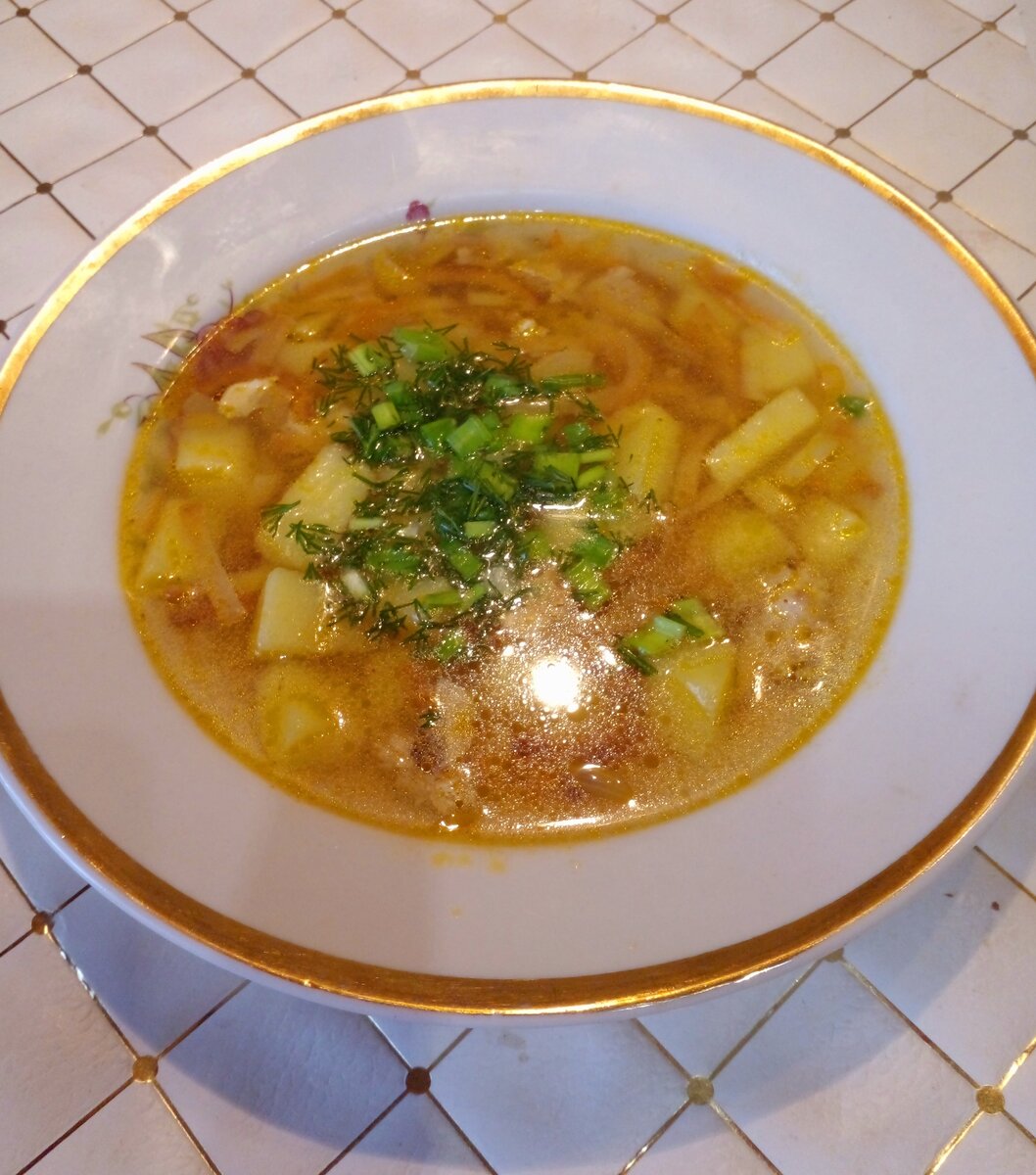 Вкусный куриный суп с хрустящей лапшой: легкое и быстрое приготовление