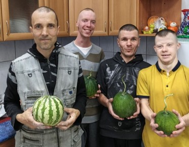 Подопечные Ладвинского детского дома вырастили собственные арбузы