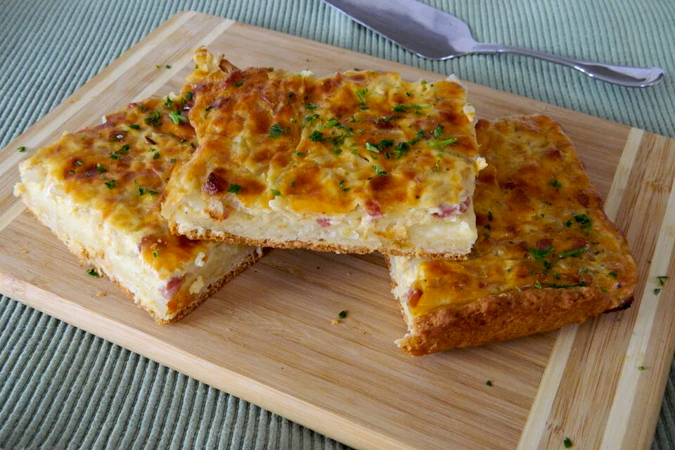 Пирог из творожного теста с беконом: необычное угощение для выходного дня