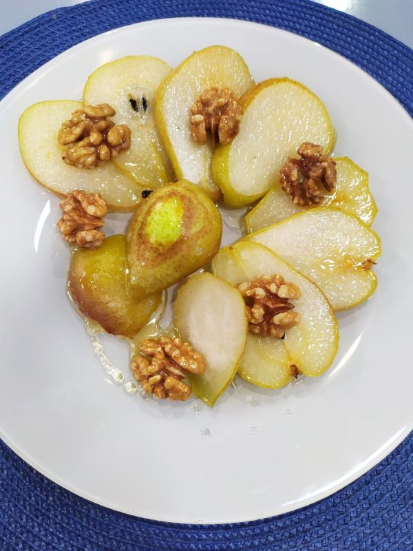 Вкусное утро: груша с орехами в меду за 10 минут