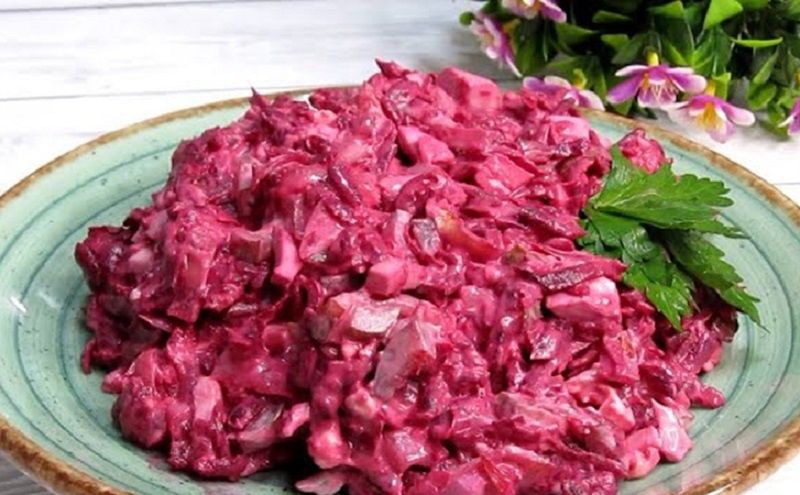 Яркий минутный салат со свеклой и курицей — быстрый рецепт для вашего новогоднего стола