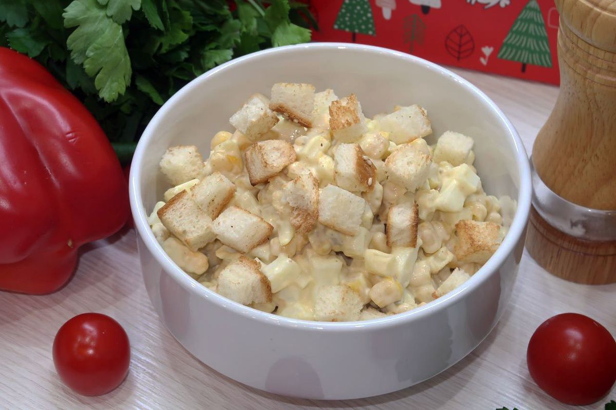 Салат с кукурузой и сыром косичка