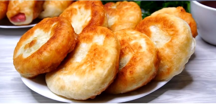 Необычные пирожки с солеными огурцами: секрет мягкости теста