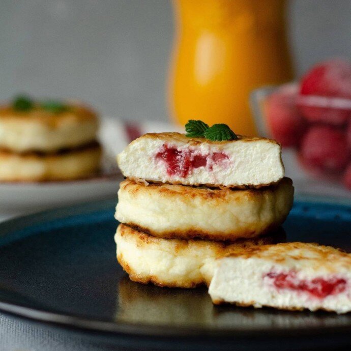 Сырники с ягодной начинкой: солнечное лакомство на вашем столе
