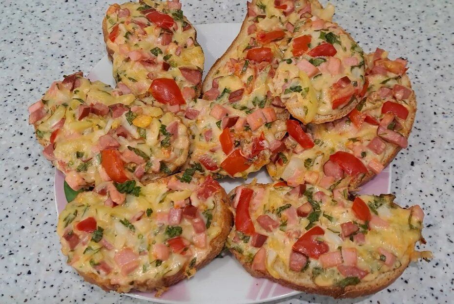 Вкусные мини-пиццы на батоне: простой рецепт для всей семьи
