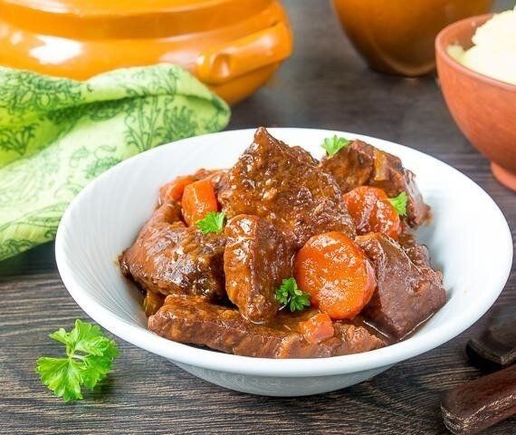 Сочное блюдо: Говяжья грудинка в ароматном томатном соусе