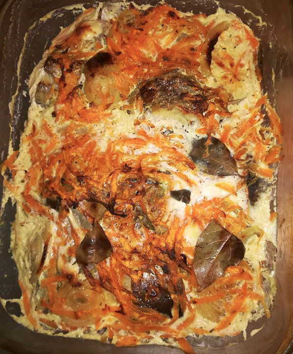 Вкусная запечённая рыба под сметанным соусом: простой рецепт