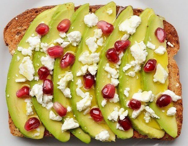 Незабываемый тост: авокадо, фета и гранат для гурманов
