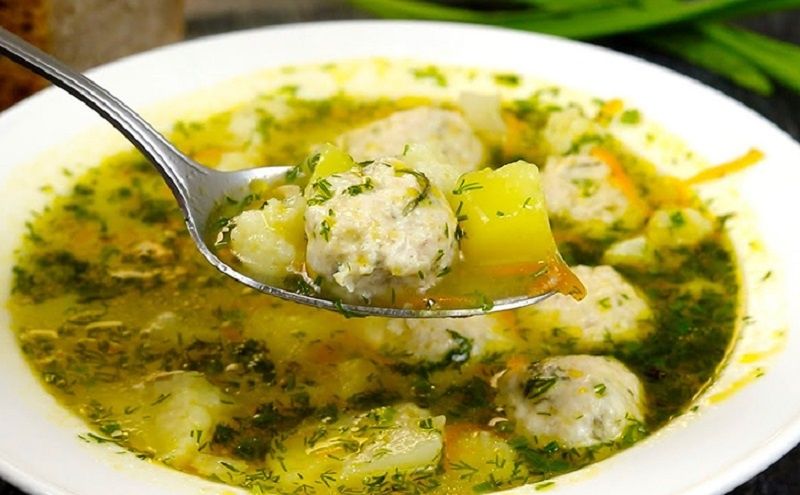 Картофельный суп с купатами и солёными огурцами: освежите свои рецепты