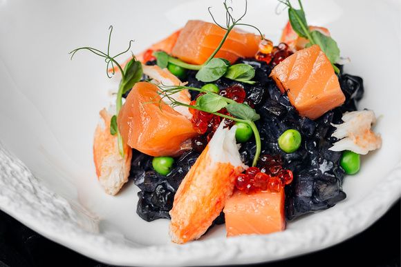 Неожиданные вариации оливье: шефы предлагают уникальные рецепты для новогоднего стола