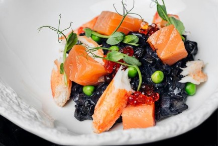 Неожиданные вариации оливье: шефы предлагают уникальные рецепты для новогоднего стола