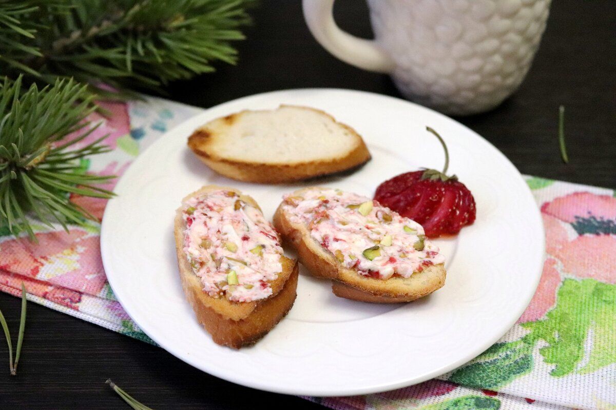 Вкусное десертное масло для тостов с клубникой и фисташками