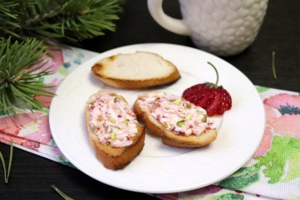 Вкусное десертное масло для тостов с клубникой и фисташками