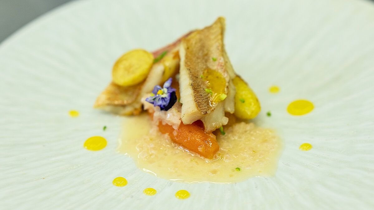 Новое прочтение картошки: морской окунь с овощами и чипсами от кулинаров-студентов