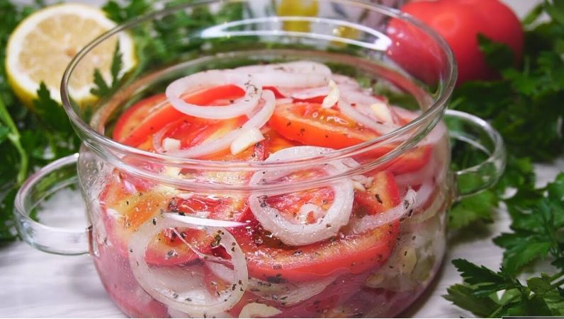 Невероятно вкусная закуска из помидоров, которая украсит любой стол