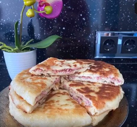 Лепешки с ветчиной и сыром: простой рецепт для вкусного перекуса