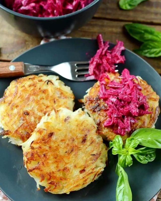 Картофельные драники с маринованной свеклой