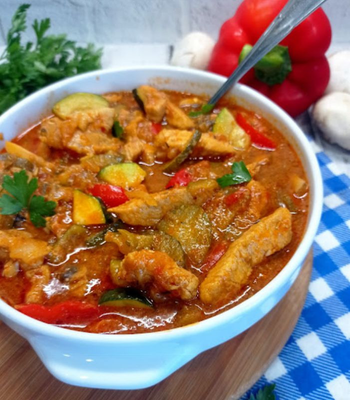 Вкусный балканский гуляш с овощами: прекрасный вариант для зимнего обеда