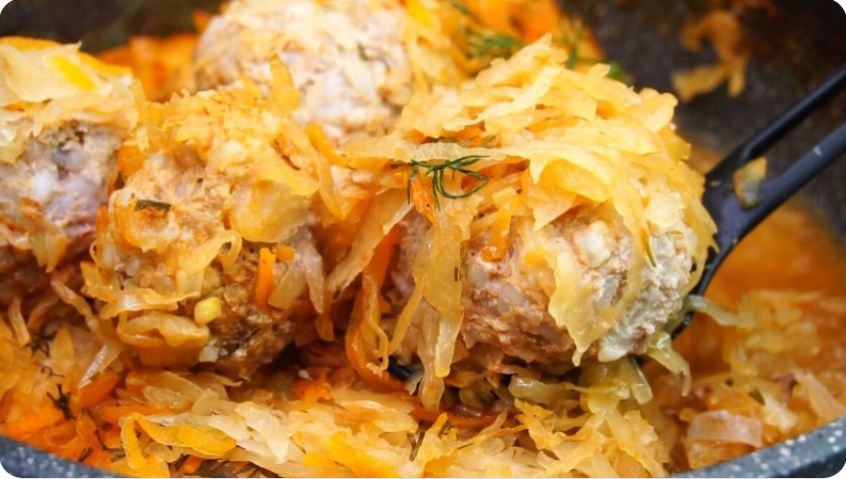 Тефтели с квашеной капустой: простое и сытное решение для семейного ужина