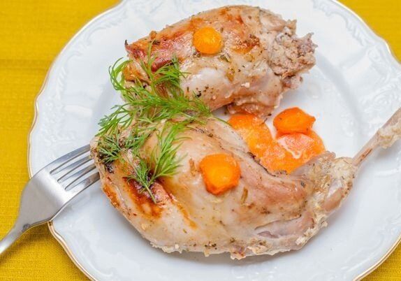 Нежный кролик в сливочном соусе