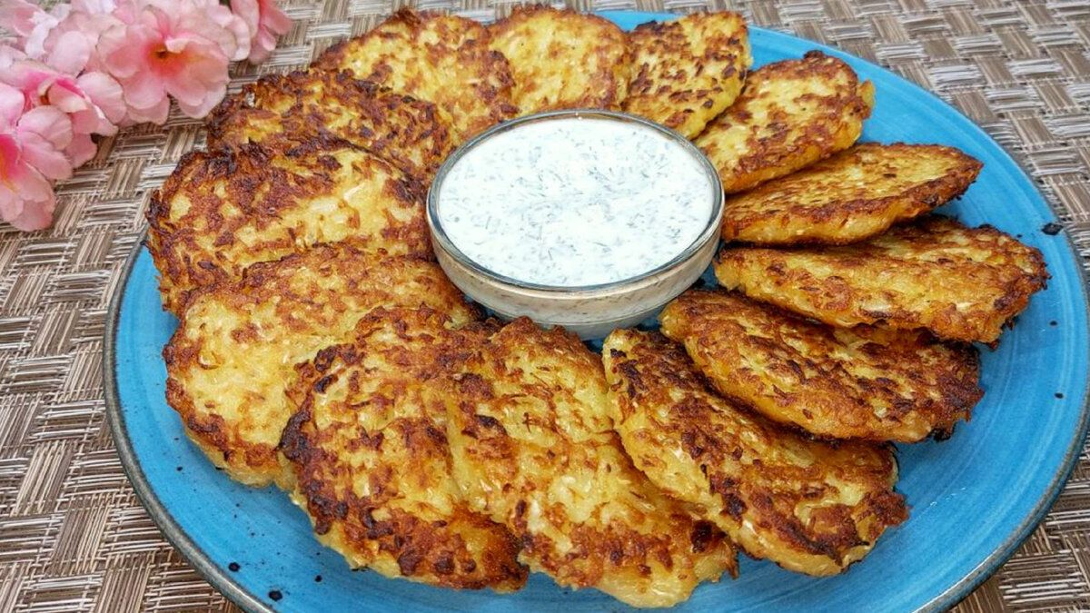 Новый завтрак для всей семьи: простой и вкусный рецепт оладий с капустой и картошкой