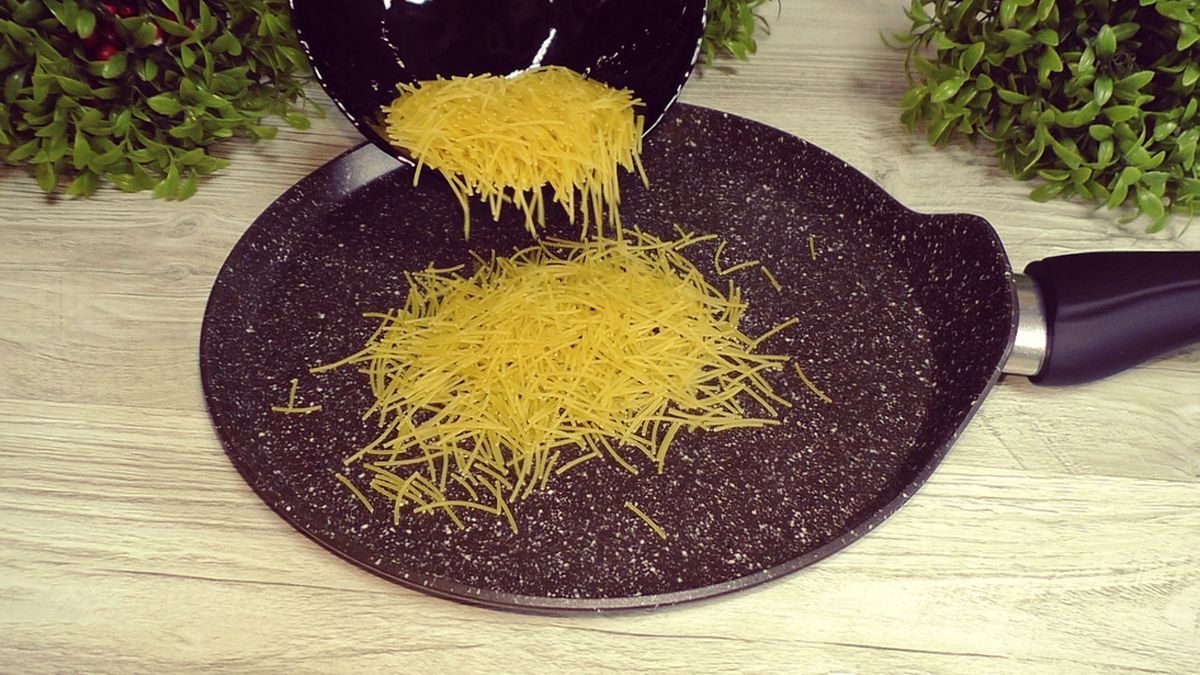 Нежный молочный суп с жареной лапшой: идеальный завтрак на каждый день