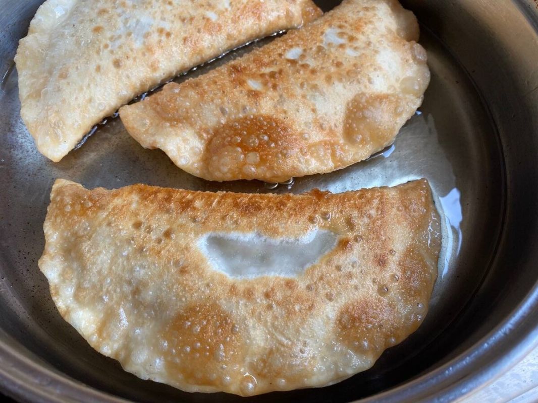 Чебуреки с сыром и зеленью: неожиданный и вкусный рецепт