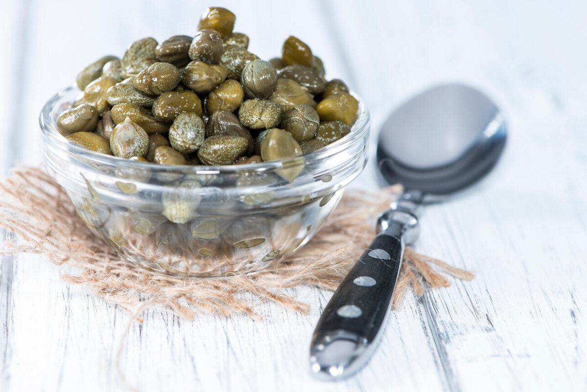 Каперсы: что это и как использовать их в кулинарии
