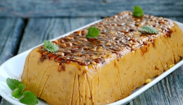 Нежный карамельный торт с хрустящими хлопьями и арахисом без выпечки