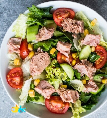 Салат из тунца с овощами и яйцами: легкий и полезный рецепт