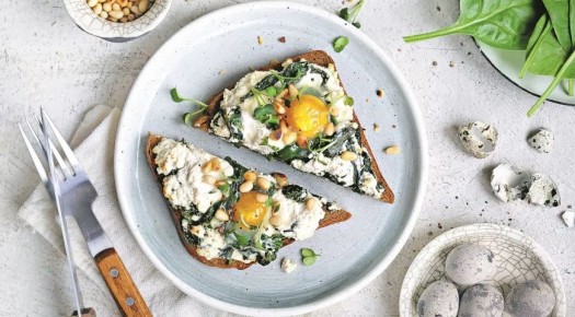 Изысканный завтрак: тосты с перепелиными яйцами и шпинатом