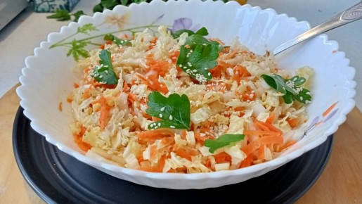 Хрустящий салат из пекинской капусты с корейскими нотками