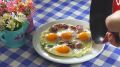 Необычные яйца на завтрак: как приготовить яичницу с колбасой и овощами