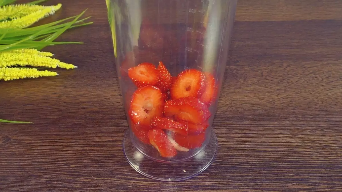 Летний десерт с кефиром и ягодами: быстро, просто и очень вкусно