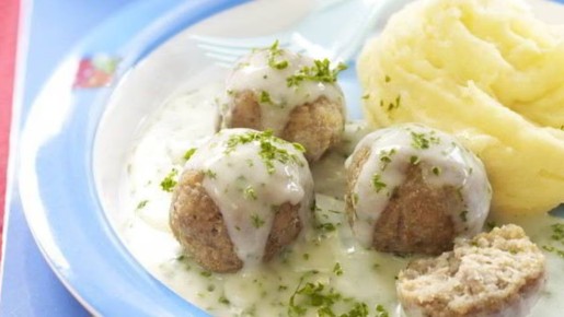 Куриные тефтели с пюре: сытный семейный ужин в сливочном соусе