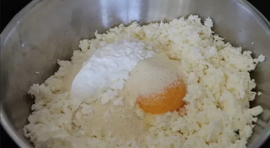 Нежные сырники на завтрак: как приготовить идеальное лакомство