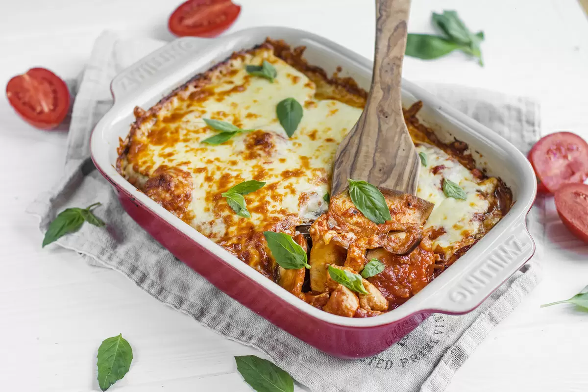 Погружение в итальянскую кухню: нежные куриные грудки с баклажанами и томатами