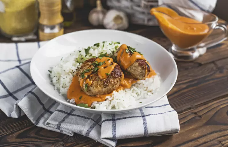 Котлеты из индейки с рисом и томатным соусом