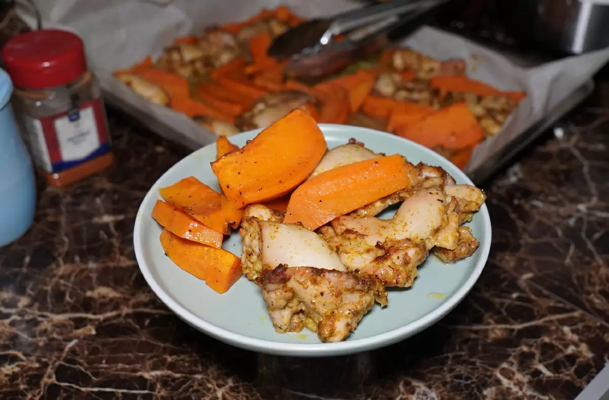 Сочный батат с куриными бедрами: идеальный ужин