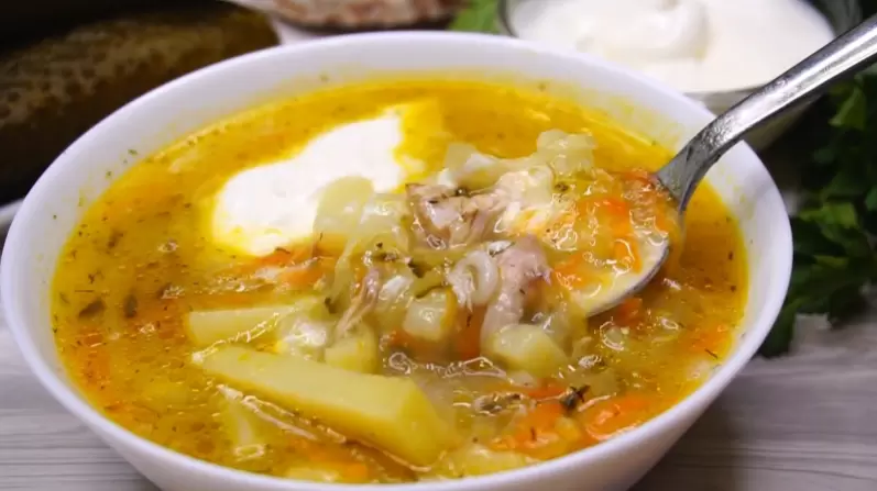 Как варить рассольник: рецепт с перловкой, который станет вашим любимым